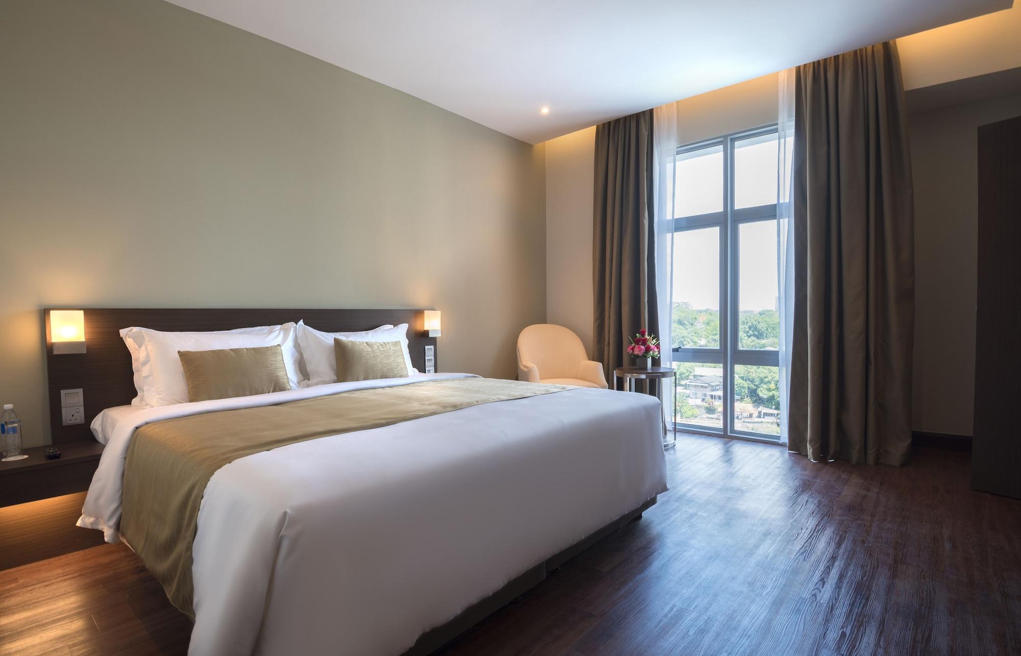 Astana Wing - Riverside Majestic Hotel Кучинг Экстерьер фото